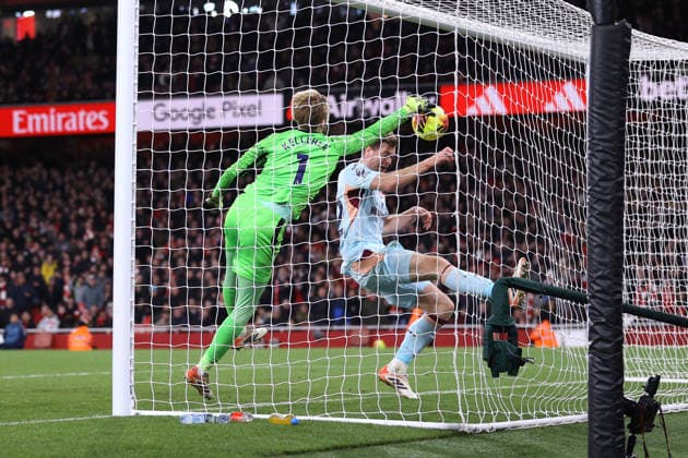 Arsenal v Brentford 03 December 2025, London - Premier League Football - Arsenal v Brentford - Brentford goalkeeper Caoimhin Kelleher and Nathan Collins fail to reach the ball before it finds the net for the 2nd Arsenal goal - Photo: Jacques Feeney Offside. London UK Copyright: xJacquesxFeeneyx xOffsidexOffside