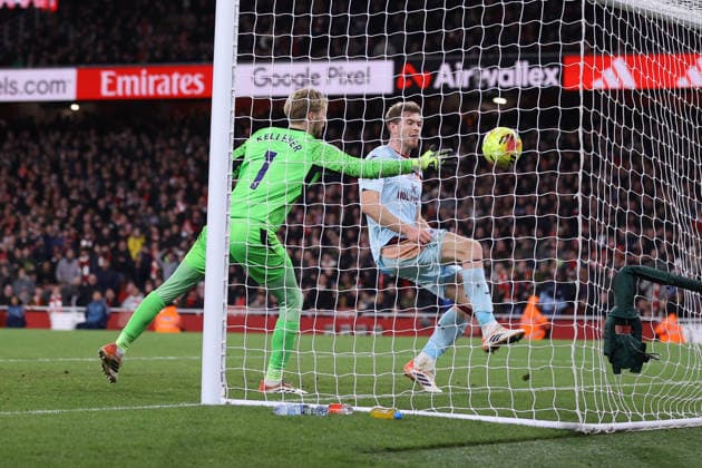 Arsenal v Brentford 03 December 2025, London - Premier League Football - Arsenal FC v Brentford FC - Brentford goalkeeper Caoimhin Kelleher fails to keep a shot by Bukayo Saka of Arsenal from crossing the line for the second goal - Photo: Jacques Feeney Offside. London UK Copyright: xJacquesxFeeneyx xOffsidexOffside