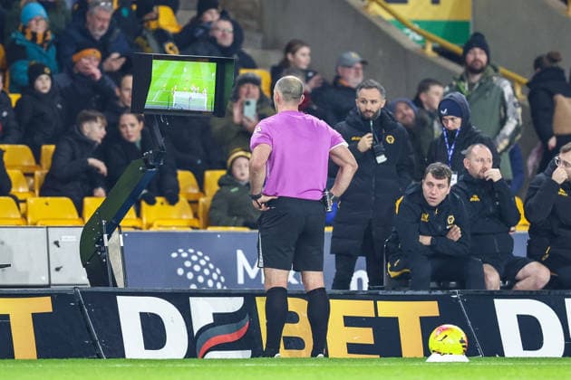 Wolverhampton Wanderers v Nottingham Forest - Premier League Referee Tim Robinson reviews a goal decision for offside during the Premier League match between Wolverhampton Wanderers and Nottingham Forest at Molineux in Wolverhampton, England, on December 3, 2025. Wolverhampton West Midlands United Kingdom  Copyright: xMIxNewsx originalFilename:fletcher-wolverha251203_np1hg.jpg