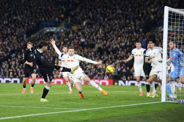 Leeds United v Chelsea 03 December 2025, Leeds - Premier League Football - Leeds United v Chelsea - Pedro Neto of Chelsea scores their 1st goal - (photo by Daniel Chesterton) Leeds UK Copyright: xDanielxChestertonxOffside
