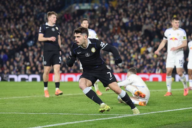 Leeds United v Chelsea 03 December 2025, Leeds - Premier League Football - Leeds United v Chelsea - Pedro Neto of Chelsea celebrates briefly as he quickly returns to his half after scoring the 1st Chelsea goal to bring the score to 2-1 - (photo by Daniel Chesterton) Leeds UK Copyright: xDanielxChestertonxOffside