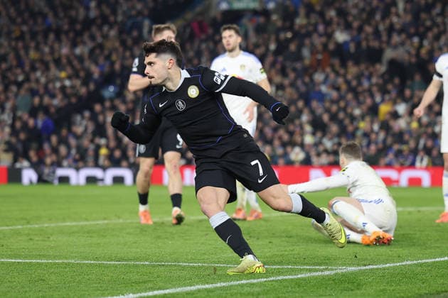 Leeds United v Chelsea 03 December 2025, Leeds - Premier League Football - Leeds United v Chelsea - Pedro Neto of Chelsea celebrates briefly as he quickly returns to his half after scoring the 1st Chelsea goal to bring the score to 2-1 - (photo by Daniel Chesterton) Leeds UK Copyright: xDanielxChestertonxOffside