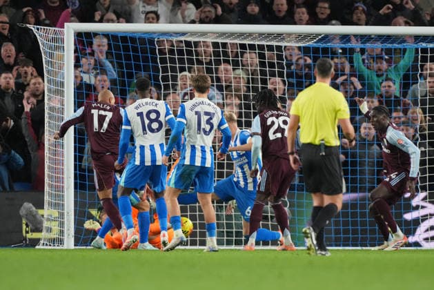 Brighton and Hove Albion v Aston Villa, Premier League, Football, Amex Stadium, Brighton, UK - 03 Dec 2025 GOAL 2-4. Donyell Malen (L) of Aston Villa sores the fourth goal. Brighton Amex Stadium Brighton GBR, UK NEWSPAPERS OUT Copyright: xSeanxRyanx