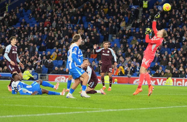 Brighton and Hove Albion v Aston Villa, Premier League, Football, Amex Stadium, Brighton, UK - 03 Dec 2025 Marco Bizot (R) of Aston Villa saves a last minute point blank attempt from Danny Welbeck (L) of Brighton. Brighton Amex Stadium Brighton GBR, UK NEWSPAPERS OUT Copyright: xSeanxRyanx