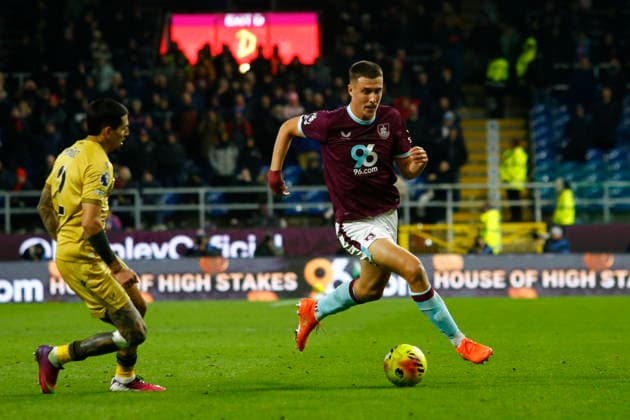 Burnley v Crystal Palace, Burnley, UK - 3 December 2025 Maxime Esteve of Burnley during the English Premier League Match between Burnley and Crystal Palace at Turf Moor on 3 December 2025 in Burnley, England (Photo by Steve Taylor PPAUK) Burnley Turf Moor Lancashire England Copyright: xStevexTaylor PPAUKx PPA-233774