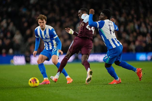 Brighton and Hove Albion v Aston Villa Premier League 03 12 2025. Aston Villa midfielder Amadou Onana (24) under pressure during the Premier League match between Brighton and Hove Albion and Aston Villa at the American Express Stadium, Brighton and Hove, England on 3 December 2025. Brighton and Hove American Express Stadium East Sussex England Editorial use only DataCo restrictions apply See www.football-dataco.com , Copyright: xStephenxFlynnx PSI-23328-0099