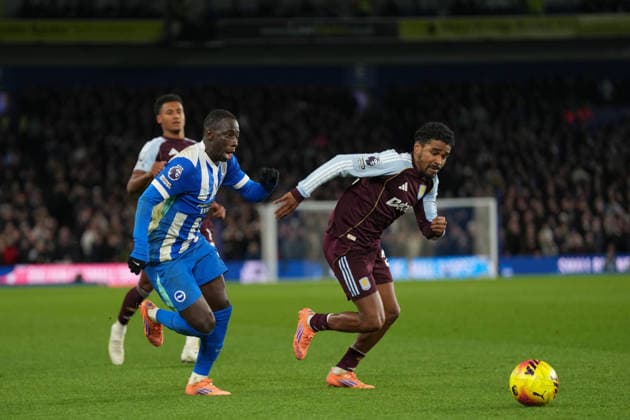 Brighton and Hove Albion v Aston Villa Premier League 03 12 2025. Brighton & Hove Albion manager forward Yankuba Minteh (11) and Aston Villa defender Ian Maatsen (22) battle for the ball during the Premier League match between Brighton and Hove Albion and Aston Villa at the American Express Stadium, Brighton and Hove, England on 3 December 2025. Brighton and Hove American Express Stadium East Sussex England Editorial use only DataCo restrictions apply See www.football-dataco.com , Copyright: xStephenxFlynnx PSI-23328-0109