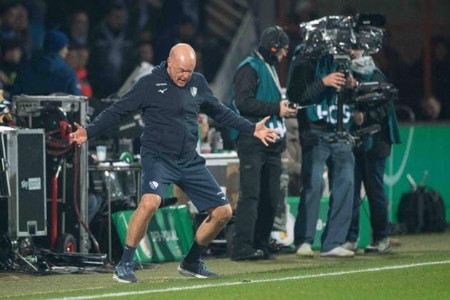 Trainer Uwe ROESLER (Rösler, BO) Gestik, Geste, gestikuliert, Fussball, DFB Pokal, Achtelfinale, Round of 16, VfL Bochum (BO) - VfB Stuttgart (S) am 03.12.2025, Vonovia Ruhrstadion Bochum Deutschland. DFL regulations prohibit any use of photographs as image sequences and or quasi-video Â