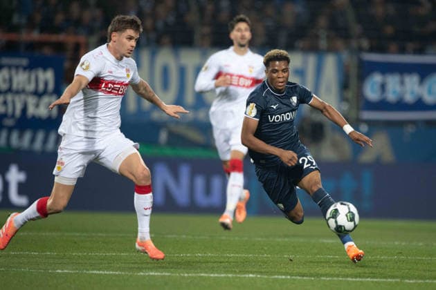 Farid ALFA-RUPRECHT (BO) gegen Ramon HENDRIKS (S) Aktion, Zweikampf, Fussball, DFB Pokal, Achtelfinale, Round of 16, VfL Bochum (BO) - VfB Stuttgart (S) am 03.12.2025, Vonovia Ruhrstadion Bochum Deutschland. DFL regulations prohibit any use of photographs as image sequences and or quasi-video Â
