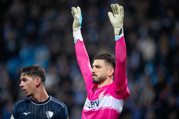 Torwart Fabian BREDLOW (S) Gestik, Geste, gestikuliert, links Cajetan LENZ (BO) Fussball, DFB Pokal, Achtelfinale, Round of 16, VfL Bochum (BO) - VfB Stuttgart (S) 0-2 am 03.12.2025, Vonovia Ruhrstadion Bochum Deutschland. DFL regulations prohibit any use of photographs as image sequences and or quasi-video Â