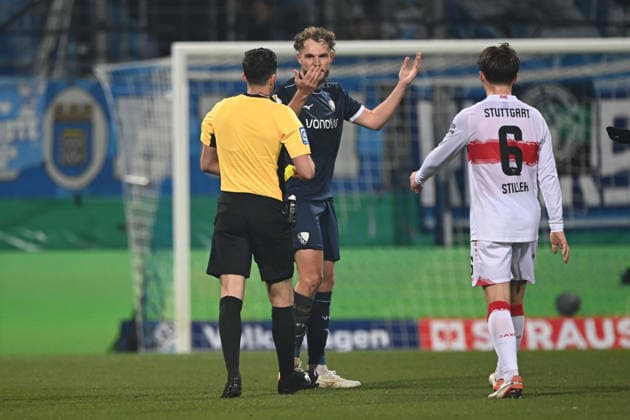 Schiedsrichter Florian BADSTUEBNER, Badstübner, zeigt Phiilipp STROMPF (BO) zunaechst die gelbe Karte, Verwarnung und nach Videobeweis, Koelner Keller, VAR, Video Assistent Referee, Videoschiedsrichter, die Rote Karte, Platzverweis, Fussball, DFB Pokal, Achtelfinale, Round of 16, VfL Bochum (BO) - VfB Stuttgart (S) 0-2 am 03.12.2025, Vonovia Ruhrstadion Bochum Deutschland. DFL regulations prohibit any use of photographs as image sequences and or quasi-video Â