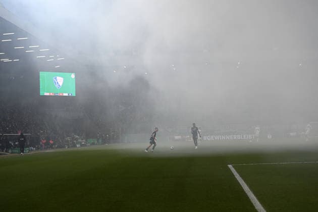 Dichter Rauch nach Pyrotechnik, pyro, Rauchbombe, Brandfackel, Leuchtfackel, verzoegert die zweite Halbzeit, Feature, Symbolfoto, Randmotiv, Fussball, DFB Pokal, Achtelfinale, Round of 16, VfL Bochum (BO) - VfB Stuttgart (S) 0-2 am 03.12.2025, Vonovia Ruhrstadion Bochum Deutschland. DFL regulations prohibit any use of photographs as image sequences and or quasi-video Â