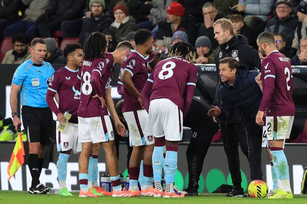 3rd December 2025; Turf Moor, Burnley, Lancashire, England; Premier League Football, Burnley versus Crystal Palace; Burnley manager Scott Parker issues instructions to his players  DavidxBlunsden