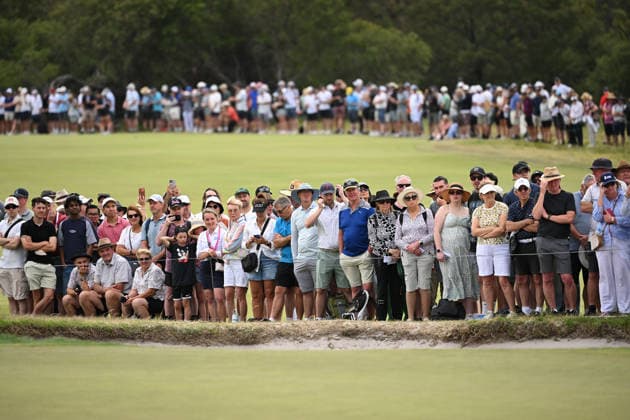 GOLF AUSTRALIAN OPEN, Crowds look on in round one of the Australian Open Golf tournament at the Royal Melbourne Golf Club in Melbourne, Thursday, December 4, 2025. ( NO ARCHIVING, EDITORIAL USE ONLY MELBOURNE VICTORIA AUSTRALIA  Copyright: xJAMESxROSSx 20251204114453089198