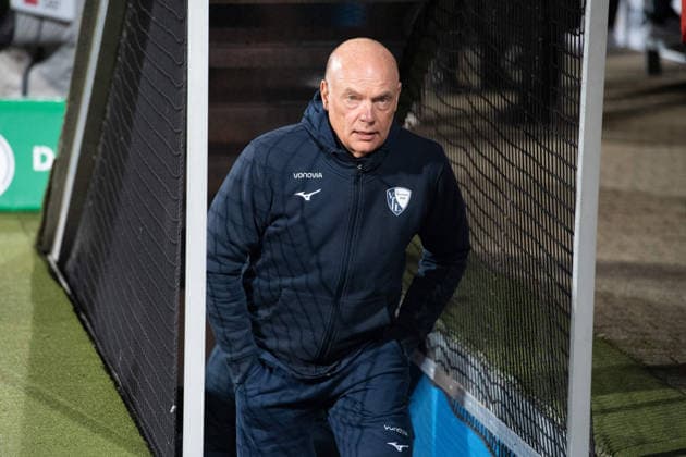 Trainer Uwe ROESLER (Rösler, BO), halbe Figur, Halbfigur, halber Koerper, Einzelbild, angeschnittenes Einzelmotiv, Fussball, DFB Pokal, Achtelfinale, Round of 16, VfL Bochum (BO) - VfB Stuttgart (S) 0-2 am 03.12.2025, Vonovia Ruhrstadion Bochum Deutschland. DFL regulations prohibit any use of photographs as image sequences and or quasi-video Â