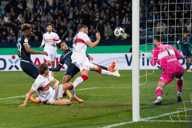 Francis ONYEKA (BO) vergibt diese Torchance, Fussball, DFB Pokal, Achtelfinale, Round of 16, VfL Bochum (BO) - VfB Stuttgart (S) am 03.12.2025, Vonovia Ruhrstadion Bochum Deutschland. DFL regulations prohibit any use of photographs as image sequences and or quasi-video Â