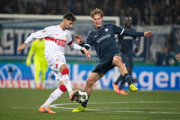 Atakan KARAZOR (S) gegen Mats PANNEWIG (BO) Aktion, Zweikampf, Fussball, DFB Pokal, Achtelfinale, Round of 16, VfL Bochum (BO) - VfB Stuttgart (S) 0-2 am 03.12.2025, Vonovia Ruhrstadion Bochum Deutschland. DFL regulations prohibit any use of photographs as image sequences and or quasi-video Â