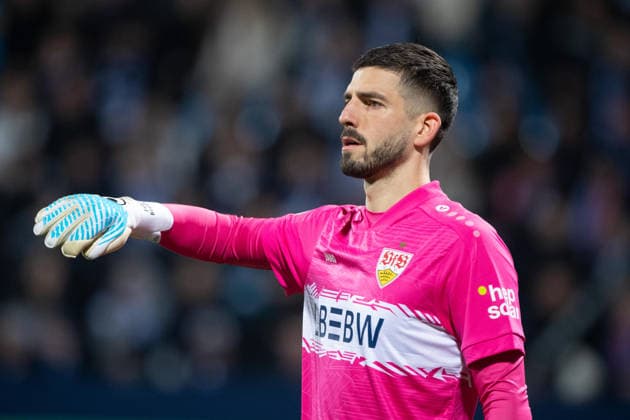 Torwart Fabian BREDLOW (S) Gestik, Geste, gestikuliert, Fussball, DFB Pokal, Achtelfinale, Round of 16, VfL Bochum (BO) - VfB Stuttgart (S) 0-2 am 03.12.2025, Vonovia Ruhrstadion Bochum Deutschland. DFL regulations prohibit any use of photographs as image sequences and or quasi-video Â
