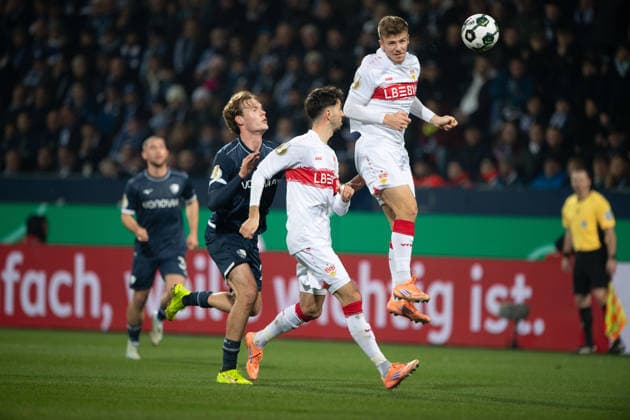 v.l. Mats PANNEWIG (BO), Atakan KARAZOR (S), Finn JELTSCH (S) Kopfballduell, Aktion, Zweikampf, Fussball, DFB Pokal, Achtelfinale, Round of 16, VfL Bochum (BO) - VfB Stuttgart (S) 0-2 am 03.12.2025, Vonovia Ruhrstadion Bochum Deutschland. DFL regulations prohibit any use of photographs as image sequences and or quasi-video Â