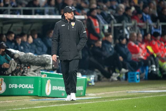 Trainer Sebastian HOENESS, Hoeneß (S) beobachtet das Spiel Fussball, DFB Pokal, Achtelfinale, Round of 16, VfL Bochum (BO) - VfB Stuttgart (S) 0-2 am 03.12.2025, Vonovia Ruhrstadion Bochum Deutschland. DFL regulations prohibit any use of photographs as image sequences and or quasi-video Â