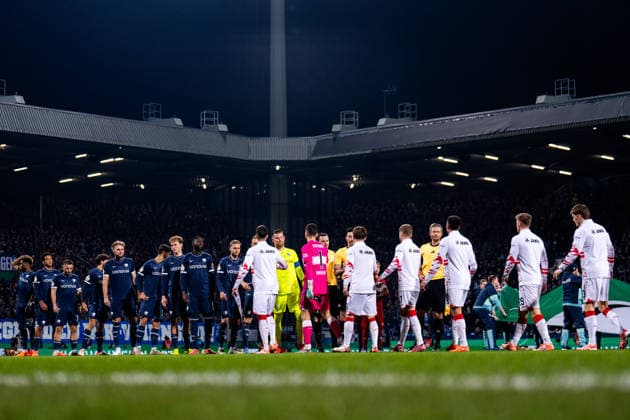 BOCHUM, GERMANY - DECEMBER 3: The teams of VfL Bochum and VfB Stuttgart shake hands prior to the DFB Cup round of 16 match between VfL Bochum and VfB Stuttgart at Vonovia Ruhrstadion on December 3, 2025 in Bochum, Germany. (Photo by Rene Nijhuis) SPO  Copyright: xRenexNijhuis