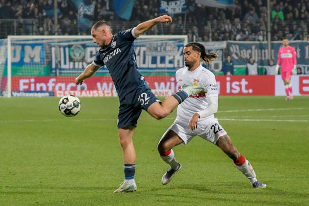 v. li. im Zweikampf Maximilian Wittek (Bochum 32) Lorenz Assignon (Stuttgart 22) 03.12.2025 Fussball VfL Bochum vs VfB Stuttgart, Vonovia Ruhrstadion, Bochum, DFB DFL REGULATIONS PROHIBIT ANY USE OF PHOTOGRAPHS AS IMAGE SEQUENCES AND OR QUASI-VIDEO