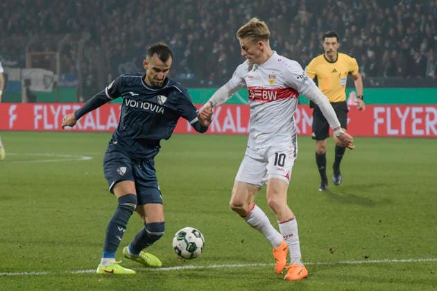 v. li. im Zweikampf Erhan Masovic (Bochum 4) Chris Führich Fuehrich (Stuttgart 10) 03.12.2025 Fussball VfL Bochum vs VfB Stuttgart, Vonovia Ruhrstadion, Bochum, DFB DFL REGULATIONS PROHIBIT ANY USE OF PHOTOGRAPHS AS IMAGE SEQUENCES AND OR QUASI-VIDEO