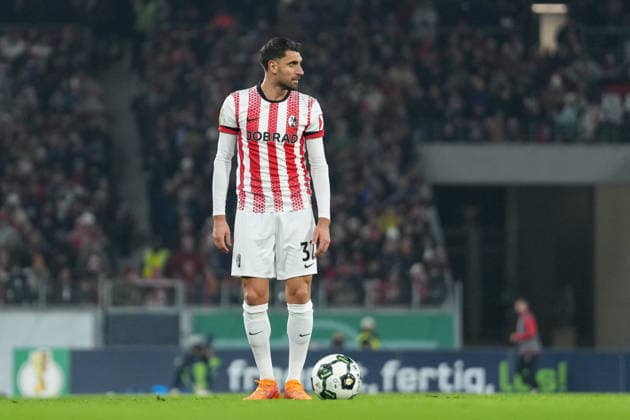 Vincenzo Grifo (SC Freiburg, 32) am Ball, Freistoß , Fußball, Achtelfinale, DFB Pokal, 2025 26, SC Freiburg vs. SV Darmstadt 98, 03.12.2025, Europa-Park Stadion, Freiburg, Deutschland DFB REGULATIONS PROHIBIT ANY USE OF PHOTOGRAPHS AS IMAGE SEQUENCES AND OR QUASI-VIDEO. Freiburg Europa-Park Stadion Baden-Württemberg Deutschland Copyright: xArnexAmbergx