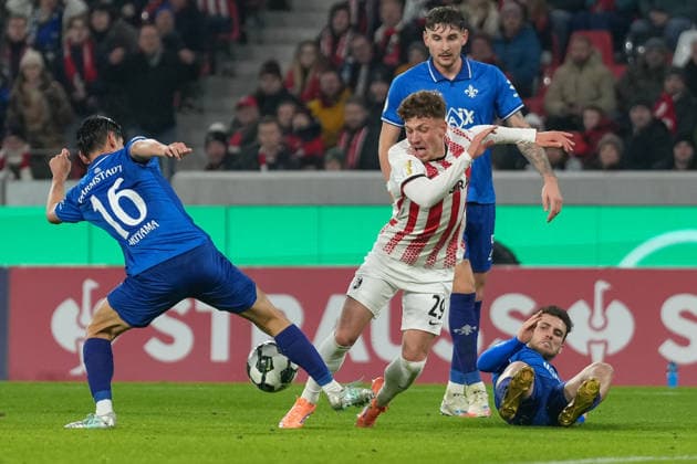 Hiroki Akiyama (SV Darmstadt 98, 16) trifft Philipp Treu (SC Freiburg, 29) im Strafraum, Elfmeter, Foul , Fußball, Achtelfinale, DFB Pokal, 2025 26, SC Freiburg vs. SV Darmstadt 98, 03.12.2025, Europa-Park Stadion, Freiburg, Deutschland DFB REGULATIONS PROHIBIT ANY USE OF PHOTOGRAPHS AS IMAGE SEQUENCES AND OR QUASI-VIDEO. Freiburg Europa-Park Stadion Baden-Württemberg Deutschland Copyright: xArnexAmbergx