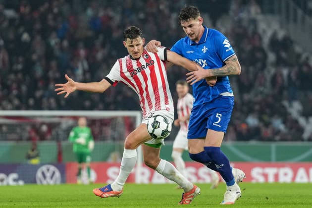 Maximilian Eggestein (SC Freiburg, 08) im Zweikampf mit Matej Maglica (SV Darmstadt 98, 05) , Fußball, Achtelfinale, DFB Pokal, 2025 26, SC Freiburg vs. SV Darmstadt 98, 03.12.2025, Europa-Park Stadion, Freiburg, Deutschland DFB REGULATIONS PROHIBIT ANY USE OF PHOTOGRAPHS AS IMAGE SEQUENCES AND OR QUASI-VIDEO. Freiburg Europa-Park Stadion Baden-Württemberg Deutschland Copyright: xArnexAmbergx