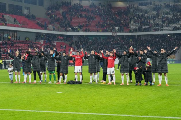 Die Mannschaft feiert den Sieg und den Einzug ins Viertelfinale mit den Fans , Fußball, Achtelfinale, DFB Pokal, 2025 26, SC Freiburg vs. SV Darmstadt 98, 03.12.2025, Europa-Park Stadion, Freiburg, Deutschland DFB REGULATIONS PROHIBIT ANY USE OF PHOTOGRAPHS AS IMAGE SEQUENCES AND OR QUASI-VIDEO. Freiburg Europa-Park Stadion Baden-Württemberg Deutschland Copyright: xArnexAmbergx