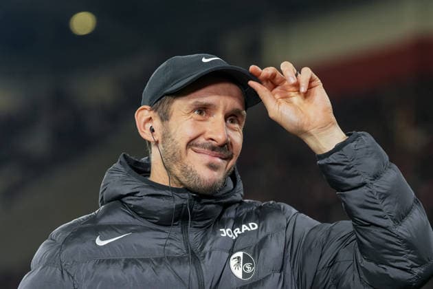 Julian Schuster (SC Freiburg, Trainer) , Fußball, Achtelfinale, DFB Pokal, 2025 26, SC Freiburg vs. SV Darmstadt 98, 03.12.2025, Europa-Park Stadion, Freiburg, Deutschland DFB REGULATIONS PROHIBIT ANY USE OF PHOTOGRAPHS AS IMAGE SEQUENCES AND OR QUASI-VIDEO. Freiburg Europa-Park Stadion Baden-Württemberg Deutschland Copyright: xArnexAmbergx