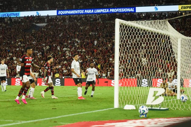 Flamengo x Ceara RIO DE JANEIRO, RJ - 03.12.2025: FLAMENGO X CEARA - Flamengo player Samuel Lino celebrating his goal this Wednesday, December 3rd, in the Brazilian Championship, a match valid for the 37th round. The teams will take the field at the Maracana stadium at 9:30 PM Brasilia time. (Photo: Carlos Santtos Fotoarena) x2852794x  CarlosxSanttos