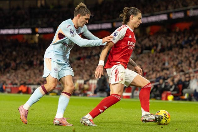 Arsenal v Brentford, Premier League, Football, The Emirates Stadium, London, UK - 03 Dec 2025 Yehor Yarmoliuk of Brentford FC pressures Riccardo Calafiori of Arsenal FC London The Emirates Stadium Highbury GBR, UK NEWSPAPERS OUT Copyright: xEllixBirchx
