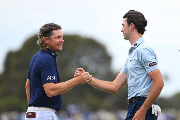 GOLF AUSTRALIAN OPEN, Elvis Smylie of Australia (right) shakes hands with Cam Smith of Australia after finishing six under in round one of the Australian Open Golf tournament at the Royal Melbourne Golf Club in Melbourne, Thursday, December 4, 2025. ( NO ARCHIVING, EDITORIAL USE ONLY MELBOURNE VICTORIA AUSTRALIA  Copyright: xJAMESxROSSx 20251204176495447253