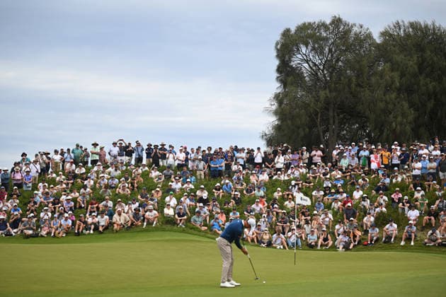 Sport Bilder des Tages GOLF AUSTRALIAN OPEN, Crowds look on as Adam Scott of Australia puts on the sixth hole in round one of the Australian Open Golf tournament at the Royal Melbourne Golf Club in Melbourne, Thursday, December 4, 2025. ( NO ARCHIVING, EDITORIAL USE ONLY MELBOURNE VICTORIA AUSTRALIA  Copyright: xJAMESxROSSx 20251204157764701228