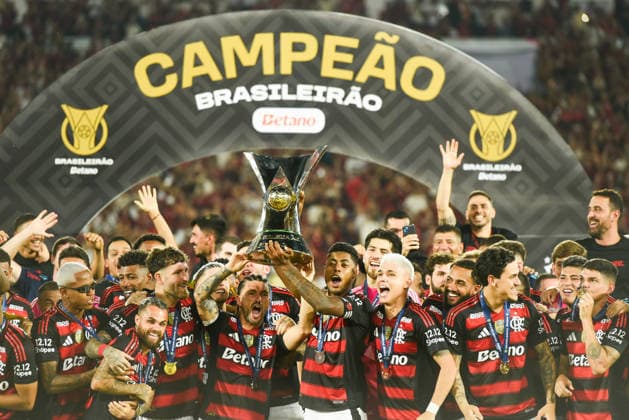 Flamengo x Ceara RIO DE JANEIRO, RJ - 03.12.2025: FLAMENGO X CEARA - Clube Regatas Flamengo is the 2025 Brazilian champion. The club was crowned champion after a victory over Ceara at the Maracana stadium. Players and coaching staff lifted the trophy and celebrated with friends and family. (Photo: Carlos Santtos Fotoarena) x2852907x  CarlosxSanttos