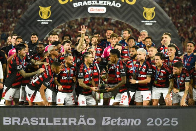 Flamengo x Ceara RIO DE JANEIRO, RJ - 03.12.2025: FLAMENGO X CEARA - Clube Regatas Flamengo is the 2025 Brazilian champion. The club was crowned champion after a victory over Ceara at the Maracana stadium. Players and coaching staff lifted the trophy and celebrated with friends and family. (Photo: Carlos Santtos Fotoarena) x2852911x  CarlosxSanttos