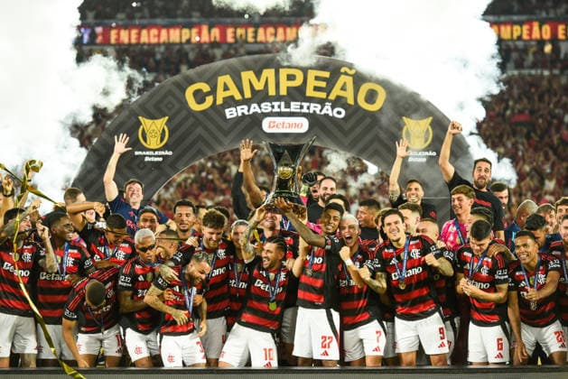 Flamengo x Ceara RIO DE JANEIRO, RJ - 03.12.2025: FLAMENGO X CEARA - Clube Regatas Flamengo is the 2025 Brazilian champion. The club was crowned champion after a victory over Ceara at the Maracana stadium. Players and coaching staff lifted the trophy and celebrated with friends and family. (Photo: Carlos Santtos Fotoarena) x2852918x  CarlosxSanttos