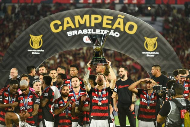 Flamengo x Ceara RIO DE JANEIRO, RJ - 03.12.2025: FLAMENGO X CEARA - Clube Regatas Flamengo is the 2025 Brazilian champion. The club was crowned champion after a victory over Ceara at the Maracana stadium. Players and coaching staff lifted the trophy and celebrated with friends and family. (Photo: Carlos Santtos Fotoarena) x2852931x  CarlosxSanttos