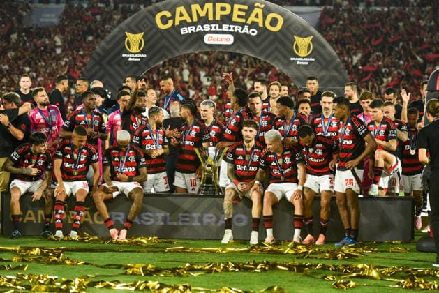 Flamengo x Ceara RIO DE JANEIRO, RJ - 03.12.2025: FLAMENGO X CEARA - Clube Regatas Flamengo is the 2025 Brazilian champion. The club was crowned champion after a victory over Ceara at the Maracana stadium. Players and coaching staff lifted the trophy and celebrated with friends and family. (Photo: Carlos Santtos Fotoarena) x2852933x  CarlosxSanttos
