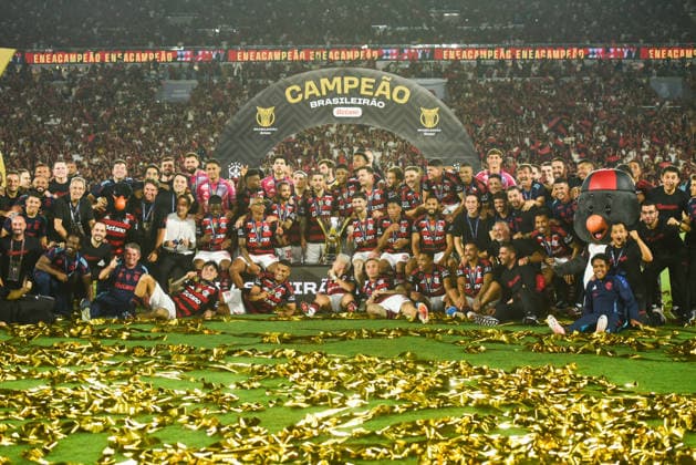 Flamengo x Ceara RIO DE JANEIRO, RJ - 03.12.2025: FLAMENGO X CEARA - Clube Regatas Flamengo is the 2025 Brazilian champion. The club was crowned champion after a victory over Ceara at the Maracana stadium. Players and coaching staff lifted the trophy and celebrated with friends and family. (Photo: Carlos Santtos Fotoarena) x2852935x  CarlosxSanttos