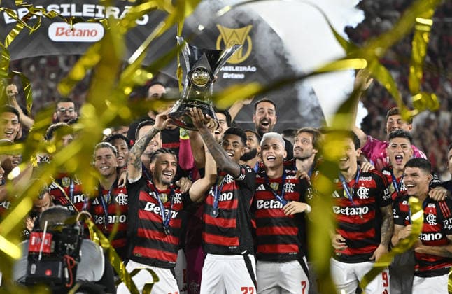 RIO DE JANEIRO, BRAZIL - DECEMBER 03: Flamengo celebrate as champions of Campeonato Brasileiro 2025 after winning 1-0 a Brasileirao 2025 match between Flamengo and Ceara at Maracana on December 3rd, 2025 in Rio de Janeiro, Brazil. (Photo by Andre Ricardo Sports Press Photo) Copyright: xAndrexRicardo SportsxPressxPhotox Sportspressphoto_SPR69690