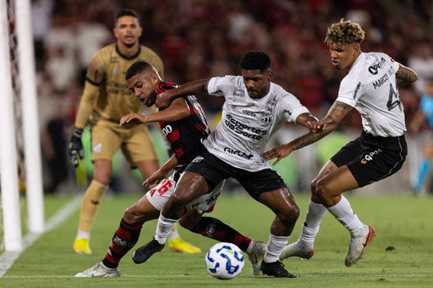 December 3, 2025, Rio De Janeiro, Rio De Janeiro, Brazil: RIO DE JANEIRO, BRAZIL - DECEMBER 03: SAMUEL LINO of Flamengo fights for the ball with FABIANO SOUZA of Ceara during the match between Flamengo and Ceara as part of Brasileirao 2025 at Maracana Stadium on December 03, 2025 in Rio de Janeiro, Brazil. Rio De Janeiro Brazil - ZUMAc227 20251203_zsp_c227_005 Copyright: xRuanoxCarneirox