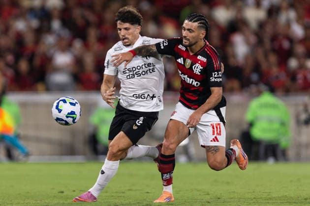 December 3, 2025, Rio De Janeiro, Rio De Janeiro, Brazil: RIO DE JANEIRO, BRAZIL - DECEMBER 03: GIORGIAN DE ARRASCAETA of Flamengo fights for the ball during the match between Flamengo and Ceara as part of Brasileirao 2025 at Maracana Stadium on December 03, 2025 in Rio de Janeiro, Brazil. Rio De Janeiro Brazil - ZUMAc227 20251203_zsp_c227_015 Copyright: xRuanoxCarneirox