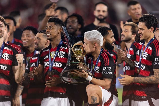Soccer - Brasileirao 2025 - Flamengo v Ceara RIO DE JANEIRO, BRAZIL - DECEMBER 03: LUIZ ARAUJO of Flamengo kisses the trophy after winning the championship following the Brasileirao 2025 match between Flamengo and Ceara as part of Brasileirao 2025 at Maracana Stadium on December 03, 2025 in Rio de Janeiro, Brazil. Rio de Janeiro Maracana Stadium Brazil Copyright: xRuanoxCarneiroxRuanoxCarneirox