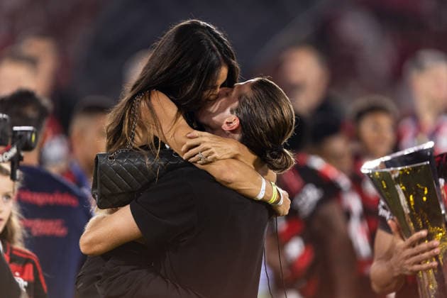 Soccer - Brasileirao 2025 - Flamengo v Ceara RIO DE JANEIRO, BRAZIL - DECEMBER 03: FILIPE LUIS, Head Coach of Flamengo kisses his wife after winning the championship following the Brasileirao 2025 match between Flamengo and Ceara as part of Brasileirao 2025 at Maracana Stadium on December 03, 2025 in Rio de Janeiro, Brazil. Rio de Janeiro Maracana Stadium Brazil Copyright: xRuanoxCarneiroxRuanoxCarneirox