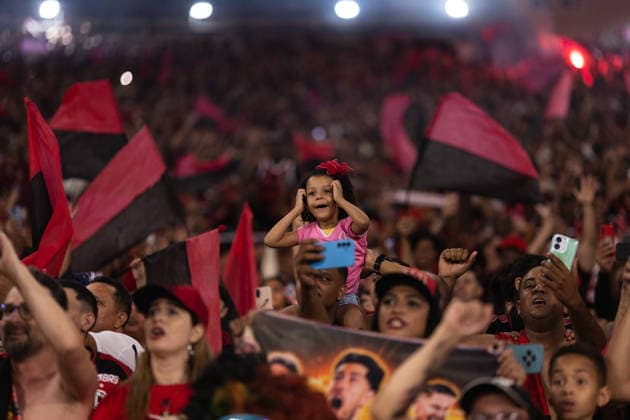 Soccer - Brasileirao 2025 - Flamengo v Ceara RIO DE JANEIRO, BRAZIL - A Fan of Flamengo celebrates after winning the championship following the Brasileirao 2025 match between Flamengo and Ceara as part of Brasileirao 2025 at Maracana Stadium on December 03, 2025 in Rio de Janeiro, Brazil. Rio de Janeiro Maracana Stadium Brazil Copyright: xRuanoxCarneiroxRuanoxCarneirox