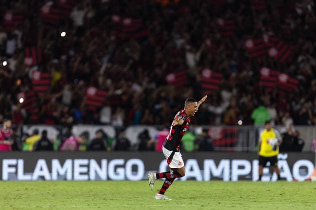 Soccer - Brasileirao 2025 - {suppcat1} v {suppcat2} RIO DE JANEIRO, BRAZIL - DECEMBER 03: of Flamengo kicks the ball during the match between Flamengo and Ceara as part of Brasileirao 2025 at Maracana Stadium on December 03, 2025 in Rio de Janeiro, Brazil. Rio de Janeiro Maracana Stadium Brazil Copyright: xRuanoxCarneiroxRuanoxCarneirox