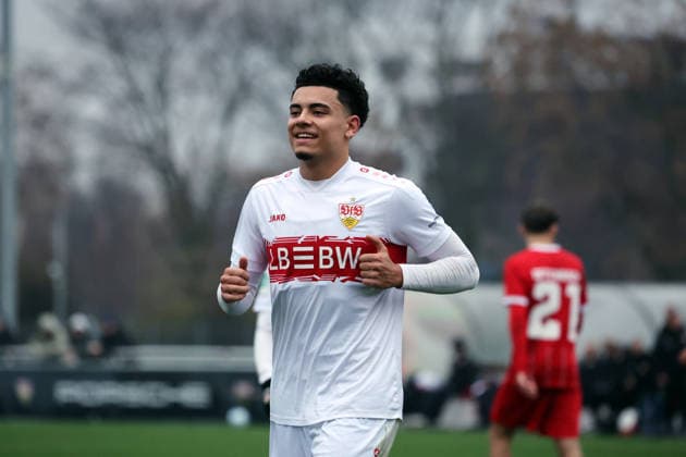 30.11.25 U19 VfB Stuttgart - U19 Kickers Offenbach Deutschland, Stuttgart, 30.11.2025, Fussball, U19-DFB-Nachwuchsliga, Saison 2025 2026, U19 VfB Stuttgart - U19 Kickers Offenbach (9:1): Gabriel Bruno Zarrella (VfB Stuttgart).